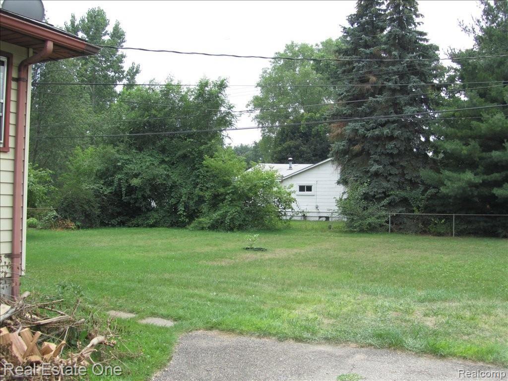 2812 Culbertson Avenue Rochester, MI 48307 - Photo 7 of 22 Backyard view 2
