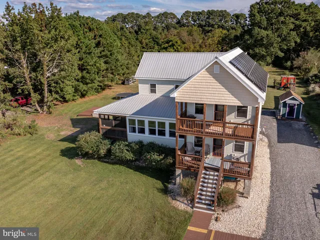 a view of a house with backyard and garden