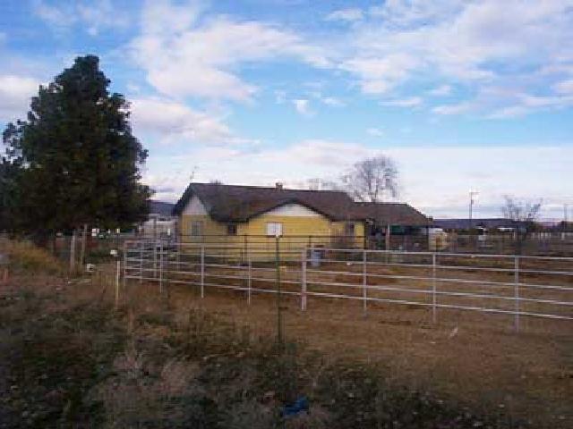 15390 Fisk Road Yakima, WA 98908 - Photo 7 of 7 a view of a yard with wooden fence and a bench