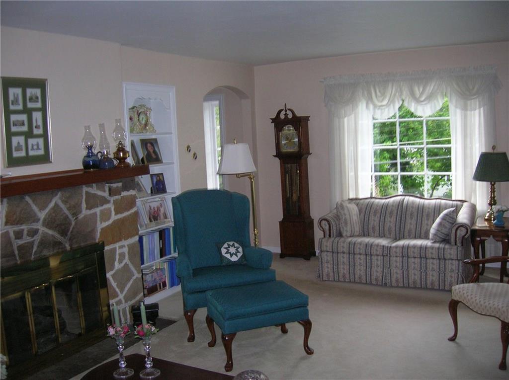 143 Spring Grove Road Pittsburgh, PA 15235 - Photo 2 of 18 Gallery Image 2