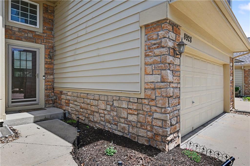 8928 Inkster Street Lenexa, KS 66227 - Photo 3 of 31