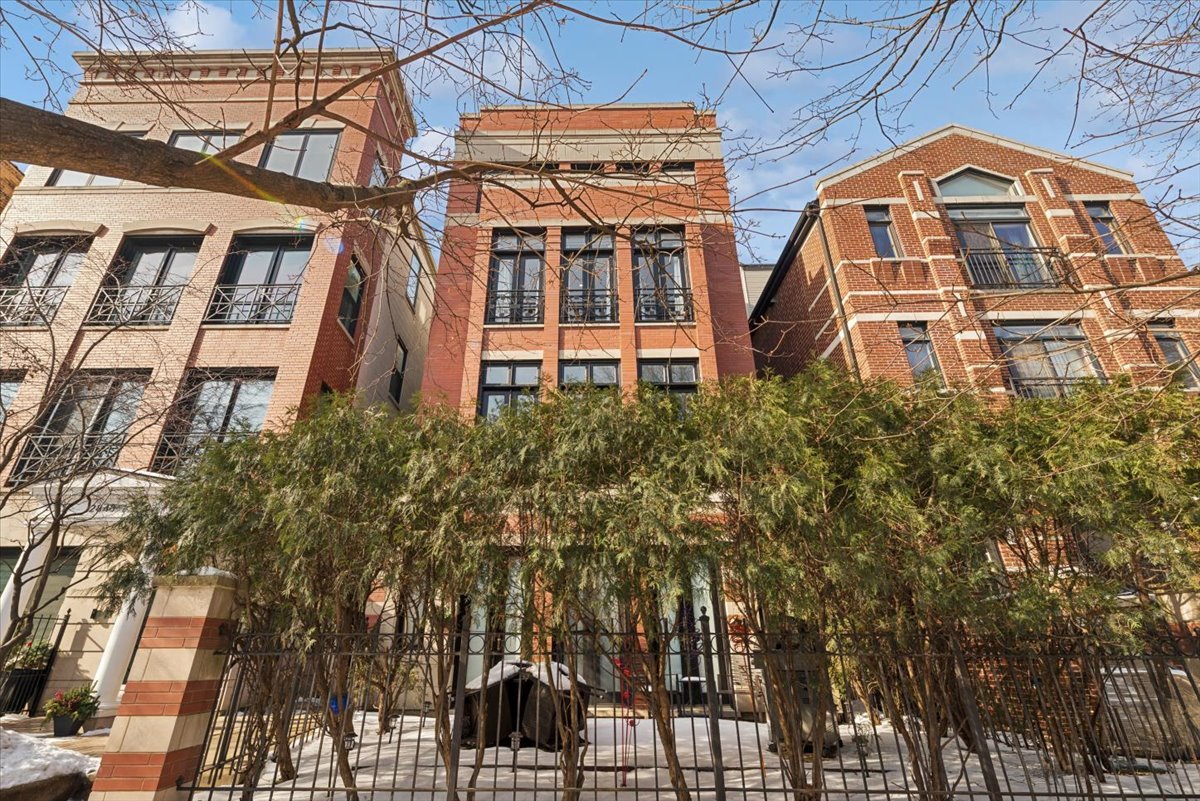 2850 North Burling Street, Unit 3 Chicago, IL 60657 - Photo 1 of 19