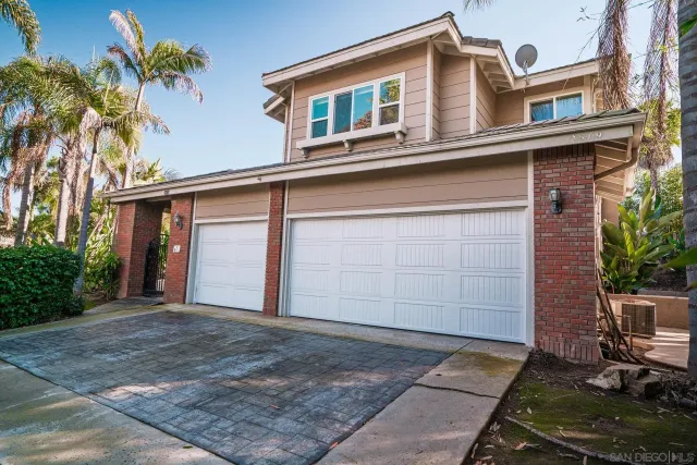 a view of entryway and hall