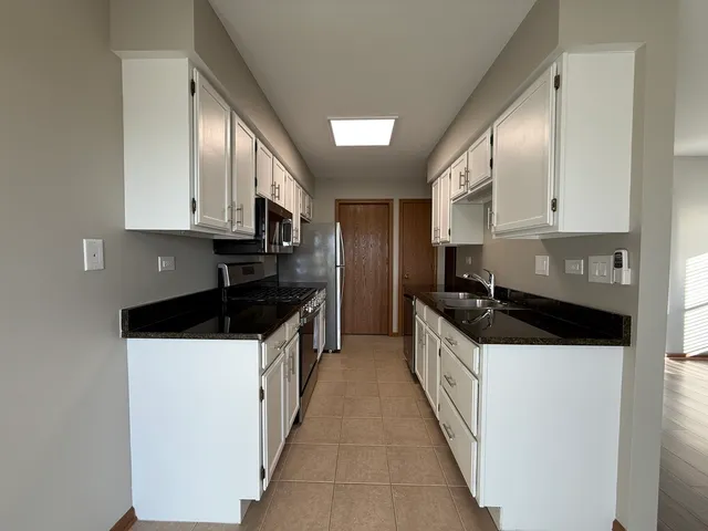 $2,000 | 45 Spuhler Drive, Unit 45, Batavia, IL 60510