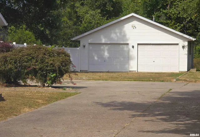 $349,900 | 207 Bob A Rosa Avenue, Murphysboro, IL 62966