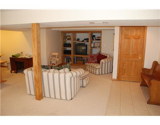 231 Rockingham Road Pittsburgh, PA 15238 - Photo 8 of 12 Den/Family/Great Room.