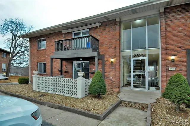 $132,900 | 2535 Senator Court, Unit I, St. Louis, MO 63125