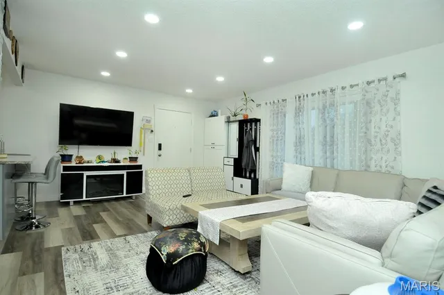 $132,900 | 2535 Senator Court, Unit I, St. Louis, MO 63125