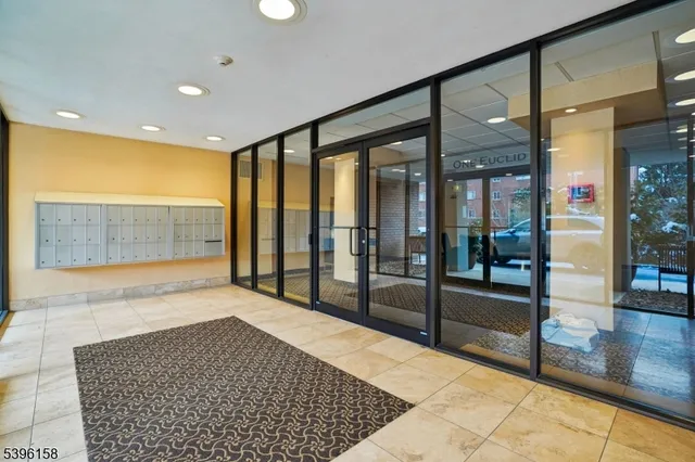 $4,900 | 1 Euclid Avenue, Unit 5B, Summit, NJ 07901