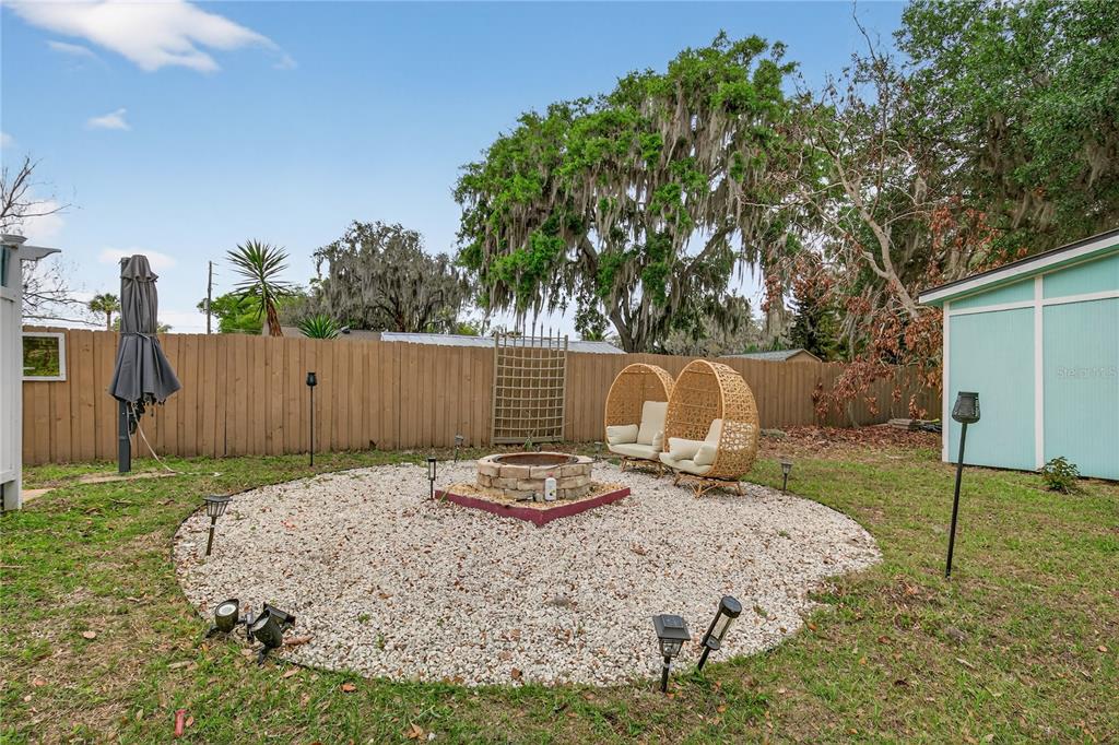 521 Michigan Street Mount Dora, FL 32757 - Photo 17 of 27 a backyard of a house with table and chairs