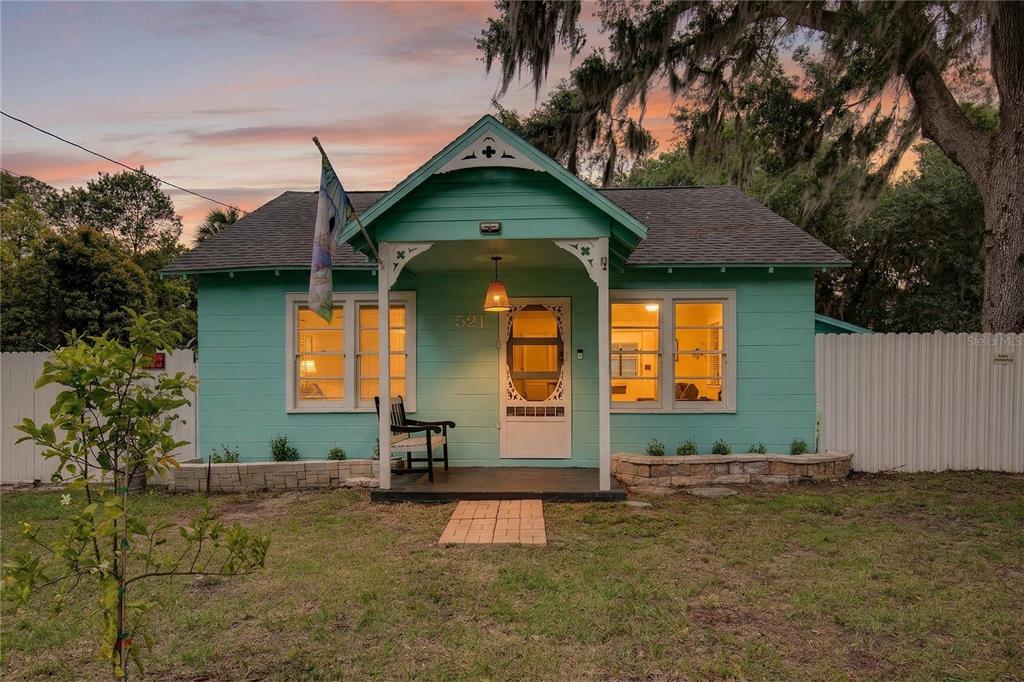 521 Michigan Street Mount Dora, FL 32757 - Photo 2 of 27 a front view of a house with garden