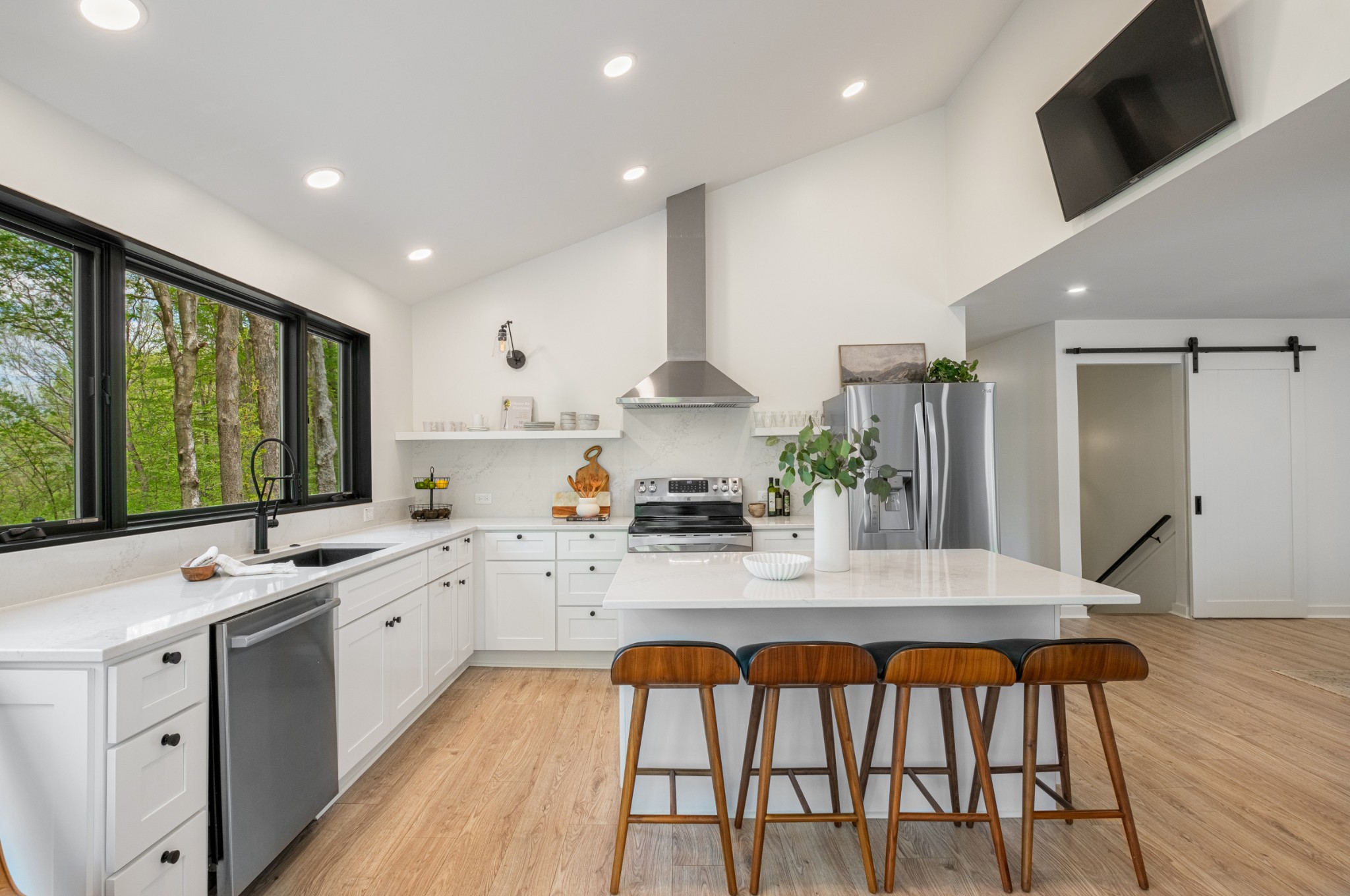 880 High Point Ridge Road Franklin, TN 37069 - Photo 10 of 51 a large kitchen with a table and chairs