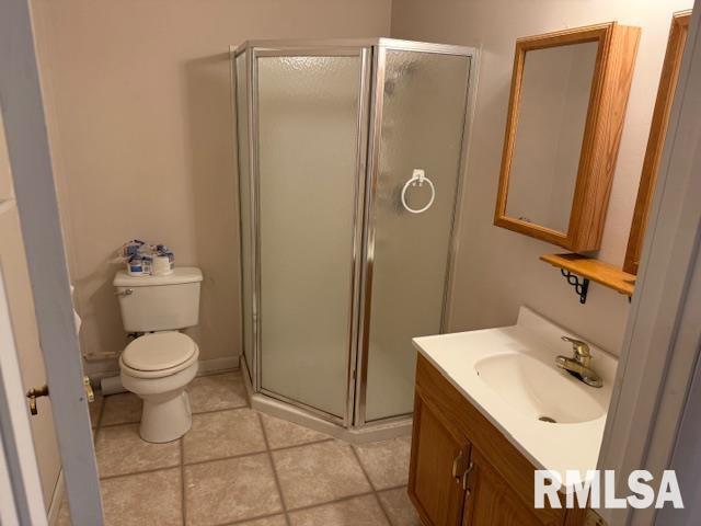 538 South 17th Street Murphysboro, IL 62966 - Photo 18 of 26 a bathroom with a sink toilet and shower