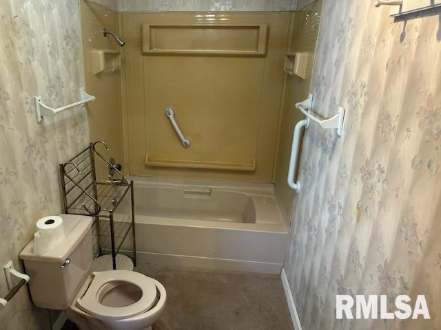 538 South 17th Street Murphysboro, IL 62966 - Photo 7 of 26 a bathroom with a toilet and a shower curtain