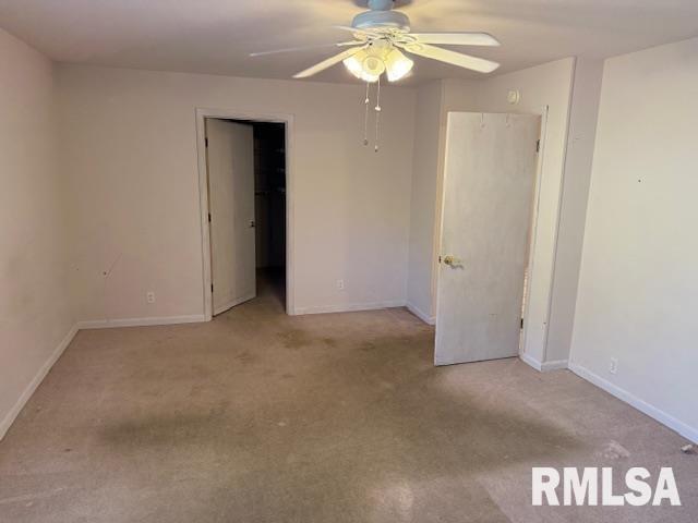 538 South 17th Street Murphysboro, IL 62966 - Photo 9 of 26 an empty room with a fan and a chandelier fan