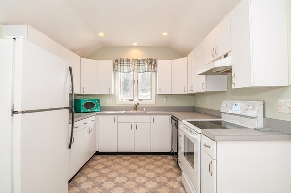 5 Maple Street, Unit 5 Reading, MA 01867 - Photo 9 of 24 Gallery Image 9