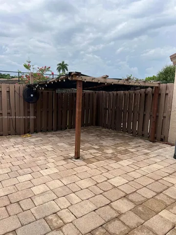 a view of a backyard