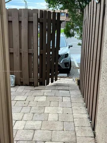 a view of entryway with a tub