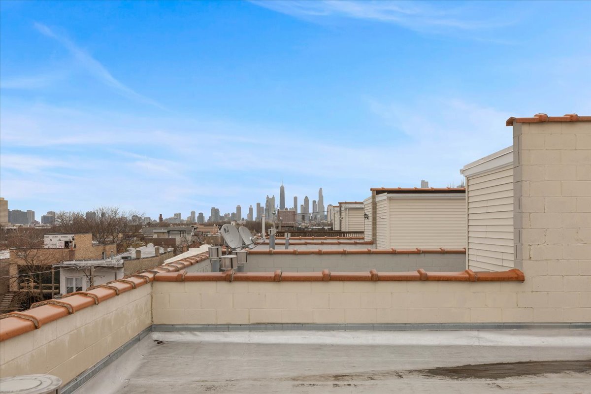 2130 West Rice Street, Unit 4 Chicago, IL 60622 - Photo 33 of 35 a view of a terrace