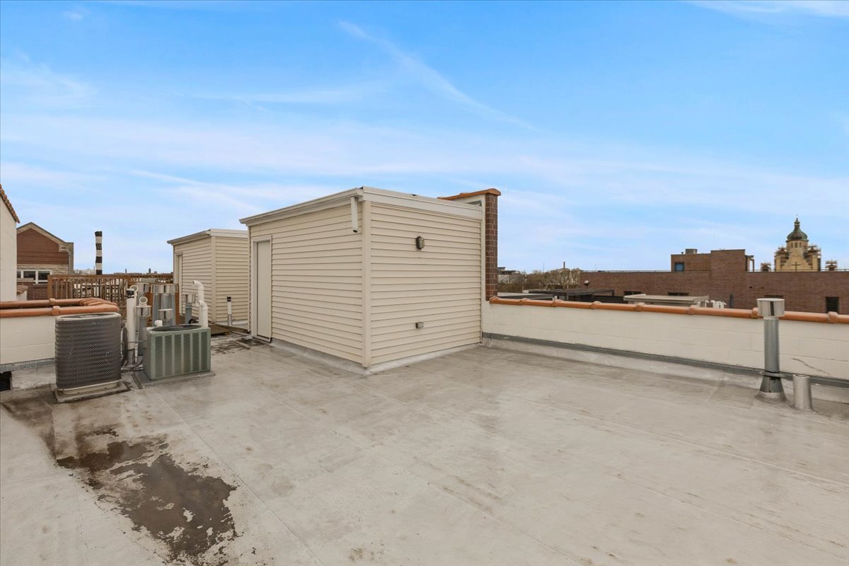2130 West Rice Street, Unit 4 Chicago, IL 60622 - Photo 34 of 35 a view of a terrace