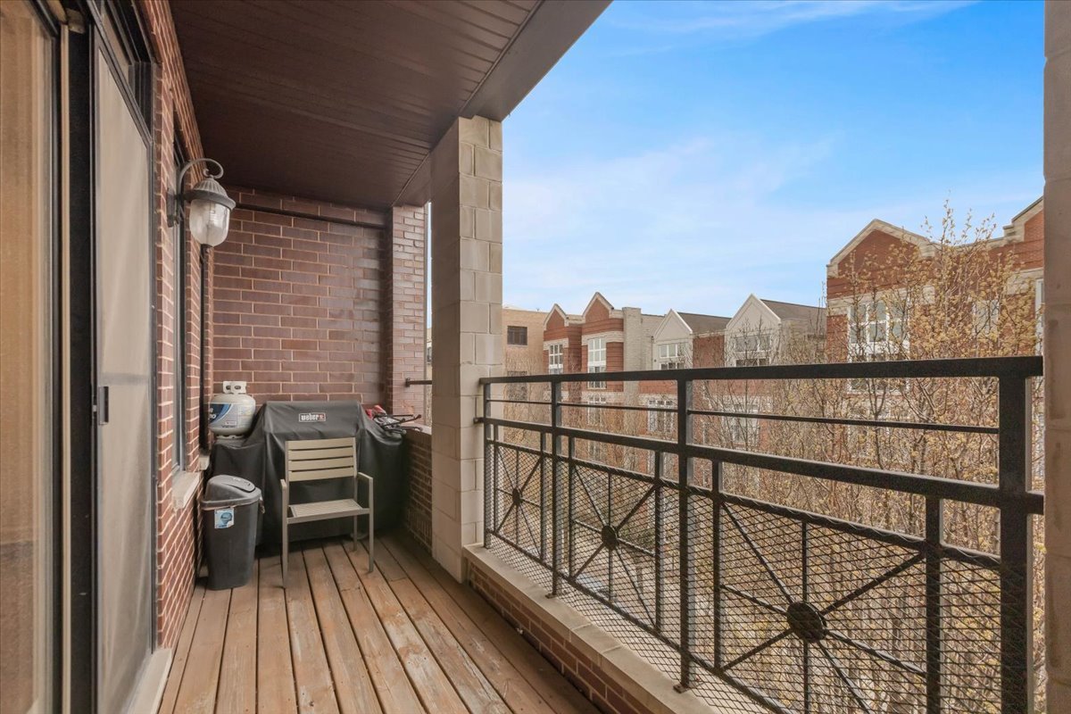 2130 West Rice Street, Unit 4 Chicago, IL 60622 - Photo 9 of 35 a view of a balcony with city view