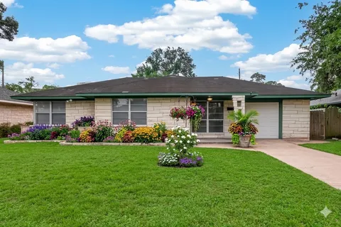 $355,000 | 1207 Stonecrest Drive, Houston, TX 77018