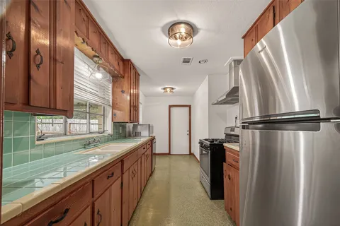 $355,000 | 1207 Stonecrest Drive, Houston, TX 77018
