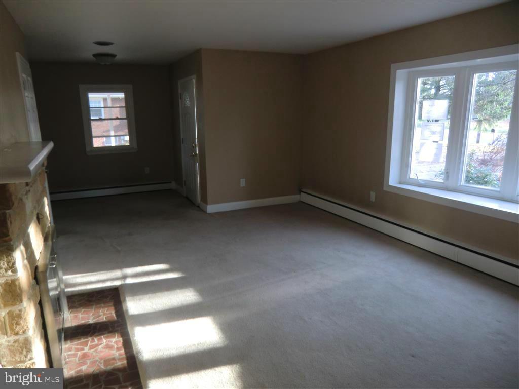 28405 Kemptown Road Damascus, MD 20872 - Photo 17 of 30 Living Room