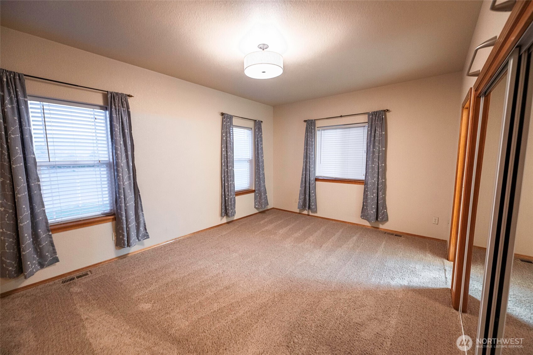 6279 Touchet North Road Touchet, WA 99360 - Photo 26 of 34 an empty room with windows and closet