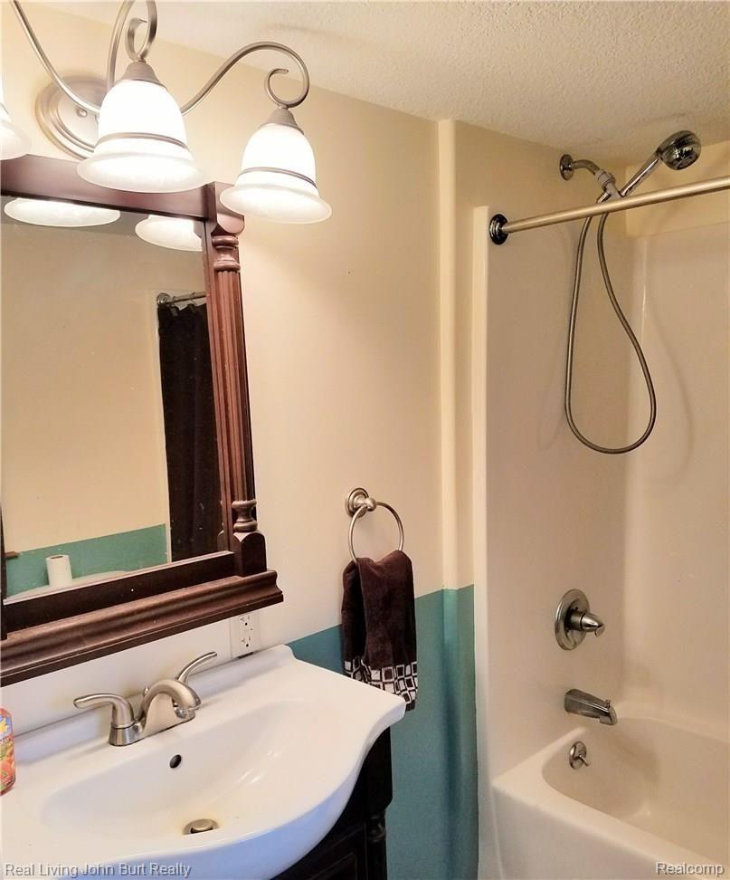 722 North Conklin Road Lake Orion, MI 48362 - Photo 14 of 22 20170103_115218.jpg