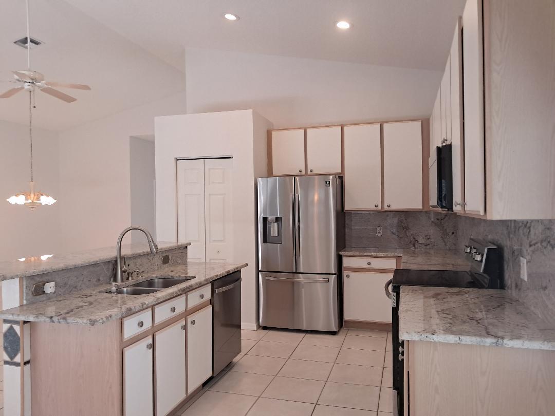 7260 Southeast Magellan Lane Stuart, FL 34997 - Photo 23 of 59 kitchen