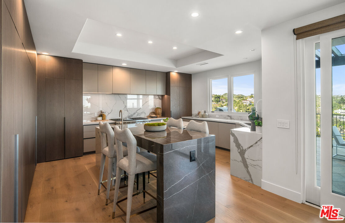 930 North Tigertail Road Los Angeles, CA 90049 - Photo 7 of 26