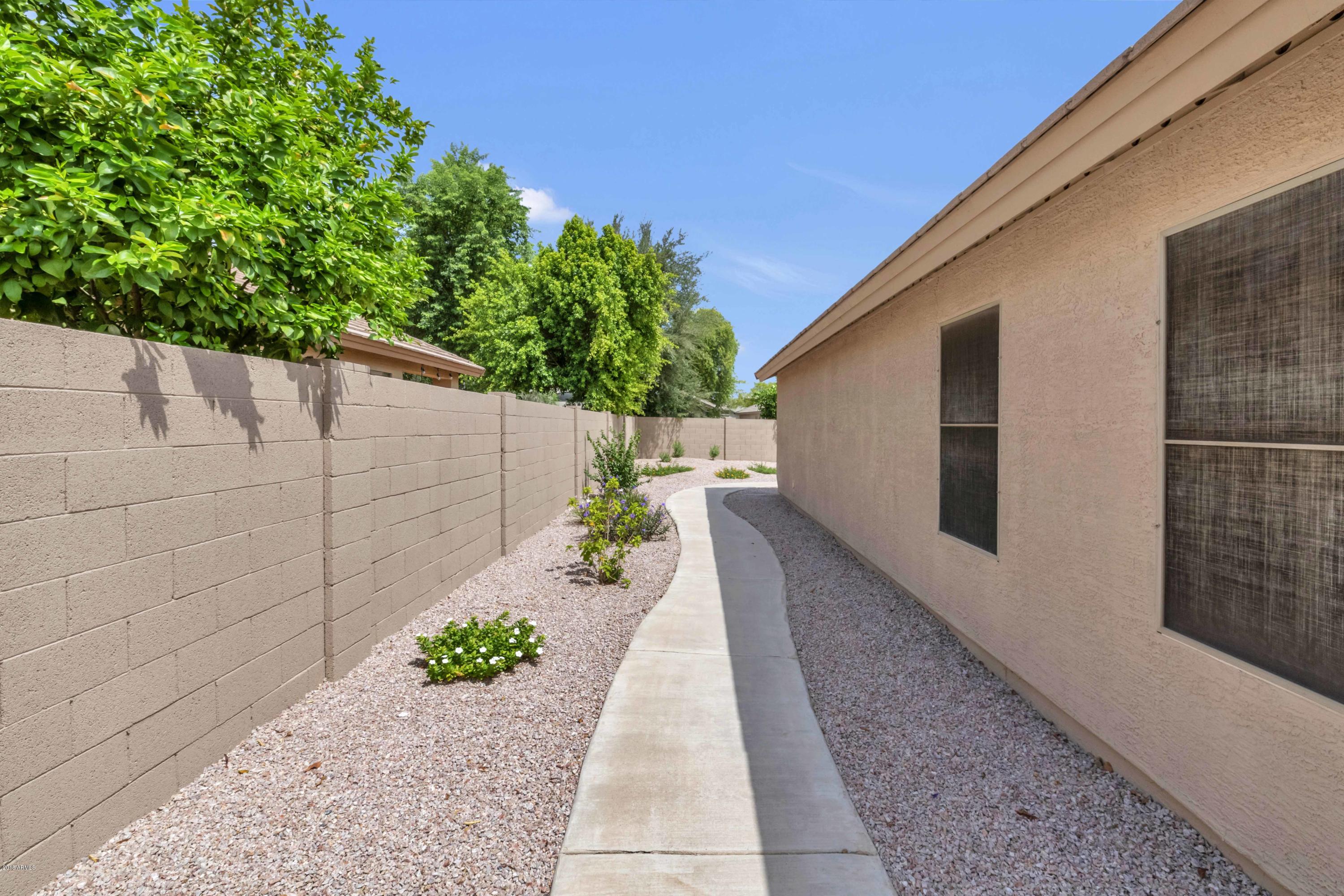 2082 East Smoke Tree Road Gilbert, AZ 85296 - Photo 32 of 34 Side Yard View