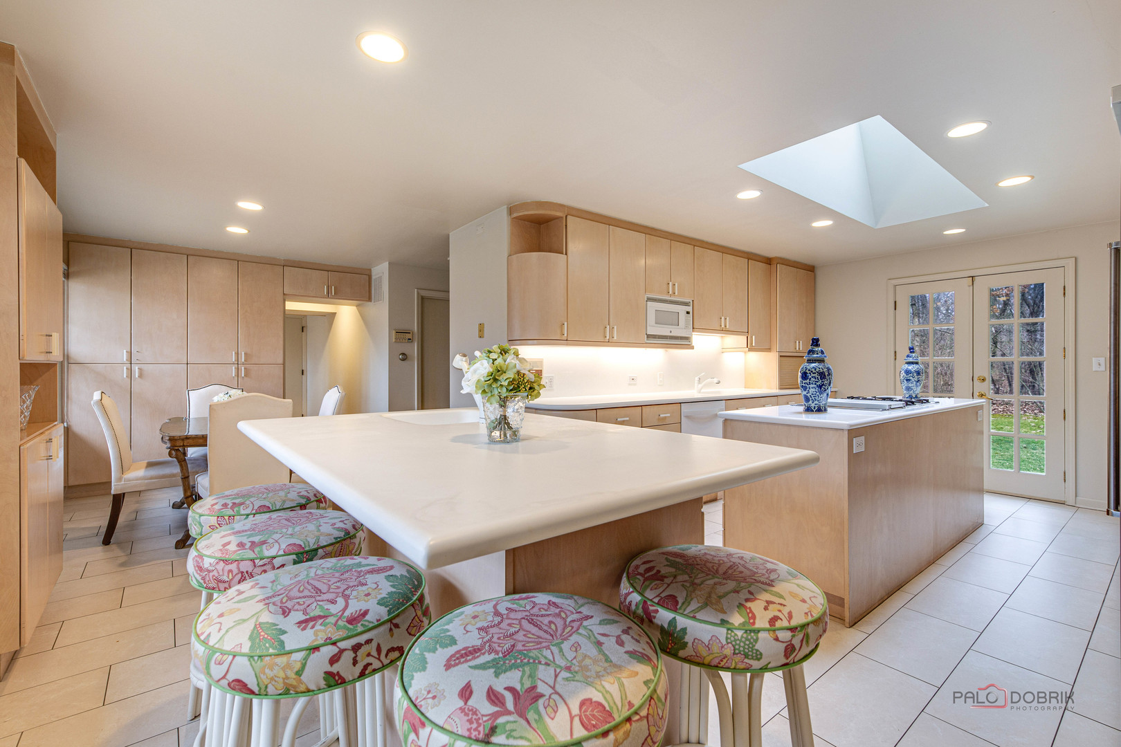 10 North Mayflower Road Lake Forest, IL 60045 - Photo 10 of 38 a large kitchen with cabinets table and chairs