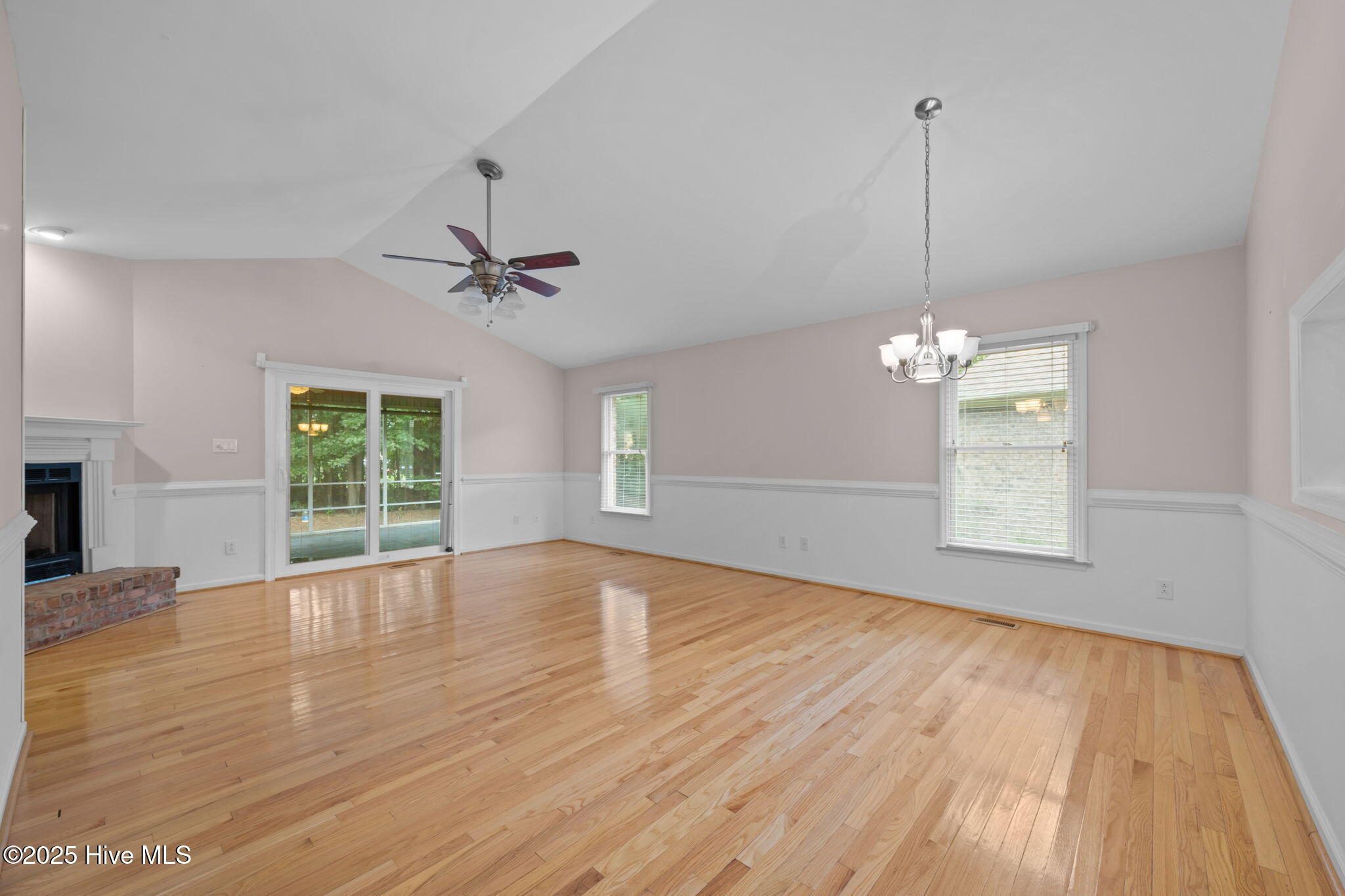 122 Innisbrook Court New Bern, NC 28562 - Photo 17 of 47 Hardwood Floors