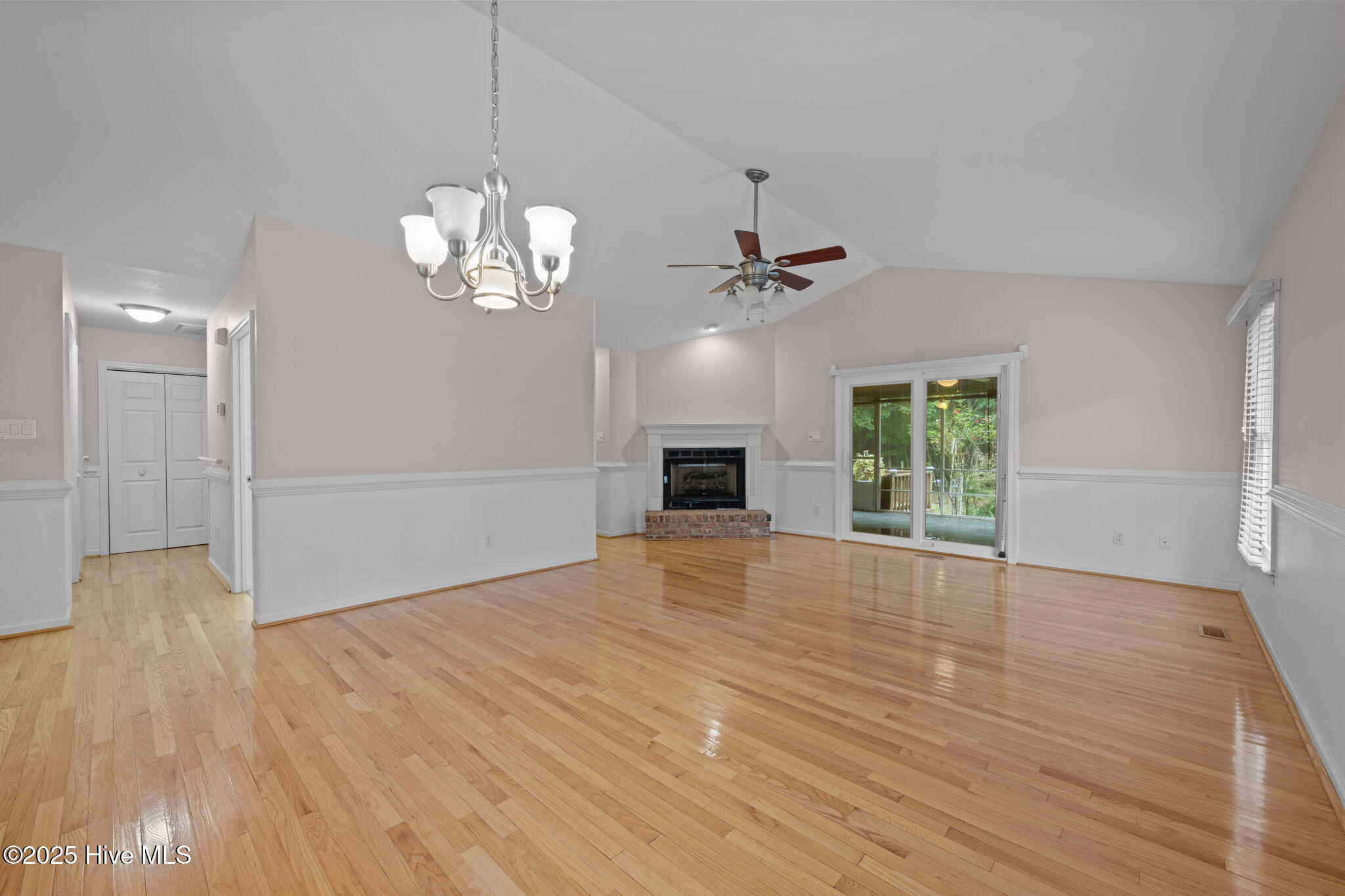 122 Innisbrook Court New Bern, NC 28562 - Photo 18 of 47 Living RM