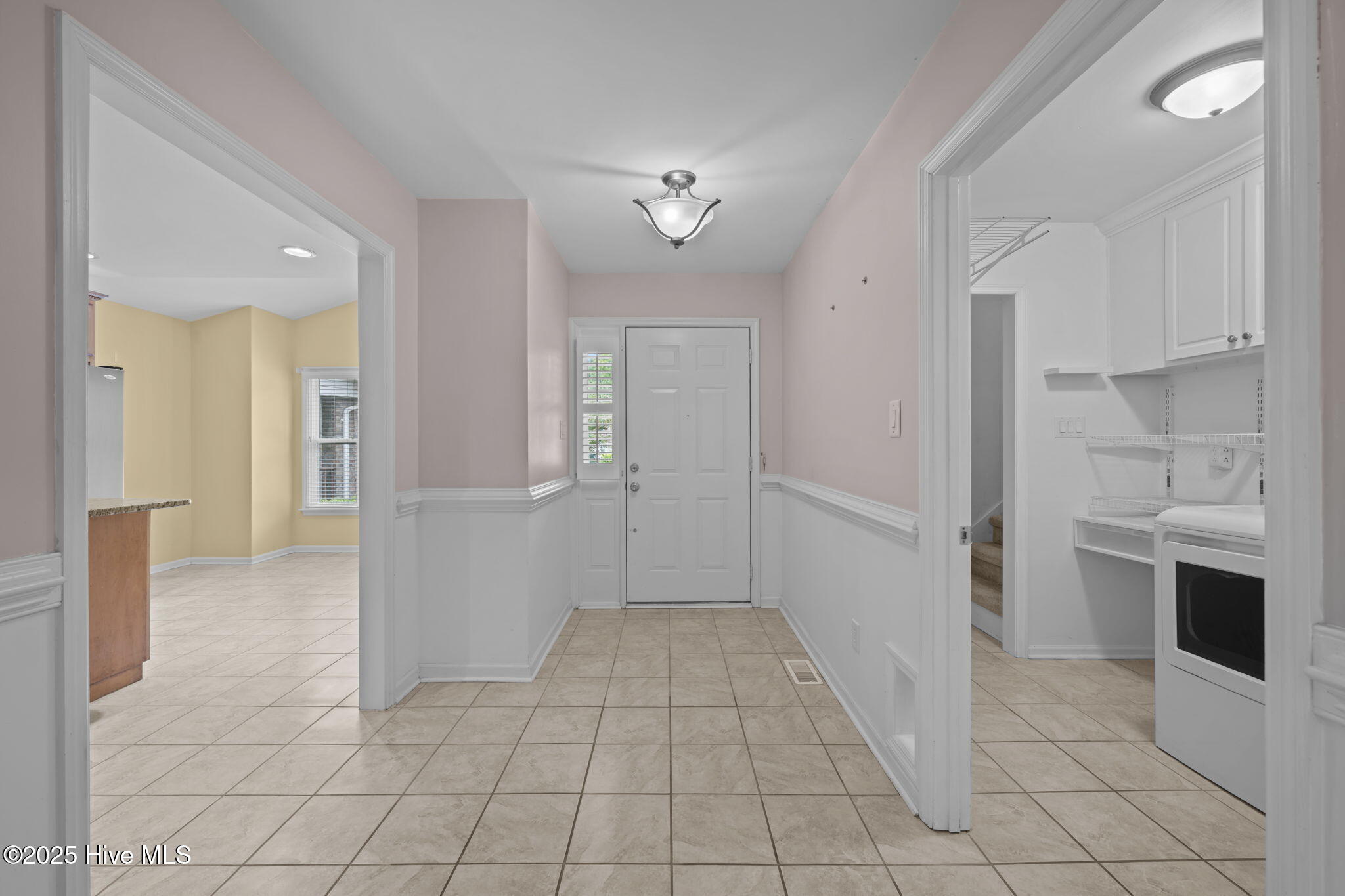122 Innisbrook Court New Bern, NC 28562 - Photo 2 of 47 Large welcoming entry foyer.
