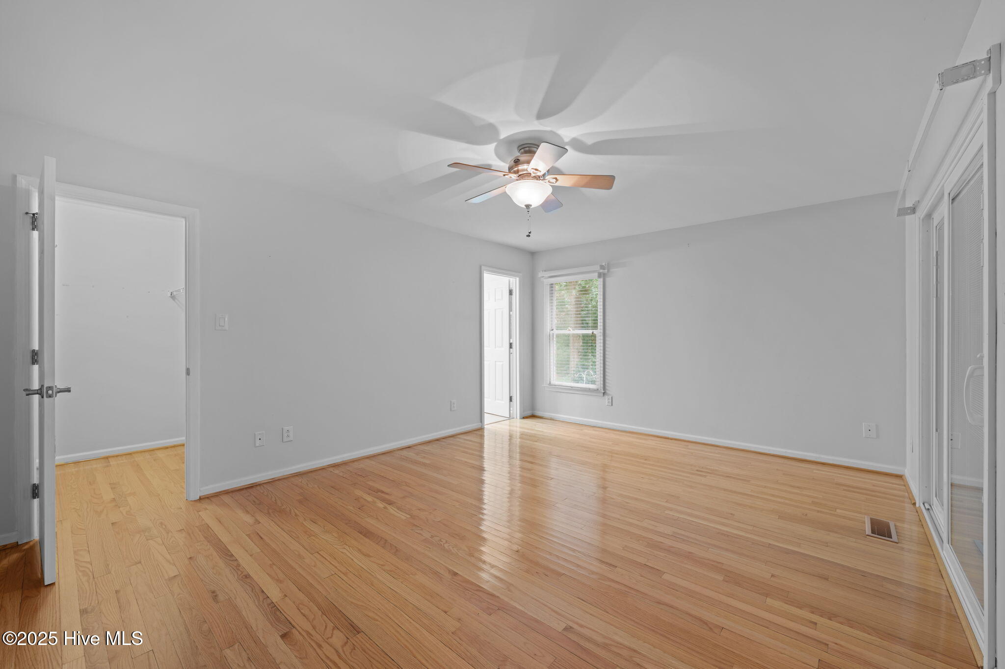 122 Innisbrook Court New Bern, NC 28562 - Photo 23 of 47 Primary Bedroom