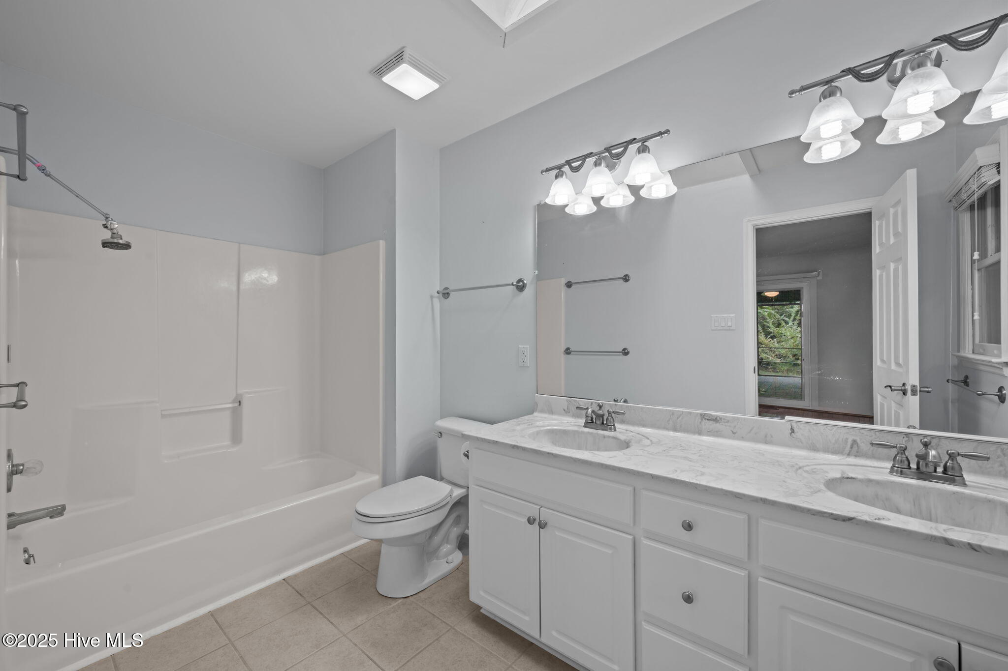 122 Innisbrook Court New Bern, NC 28562 - Photo 25 of 47 Primary Bath