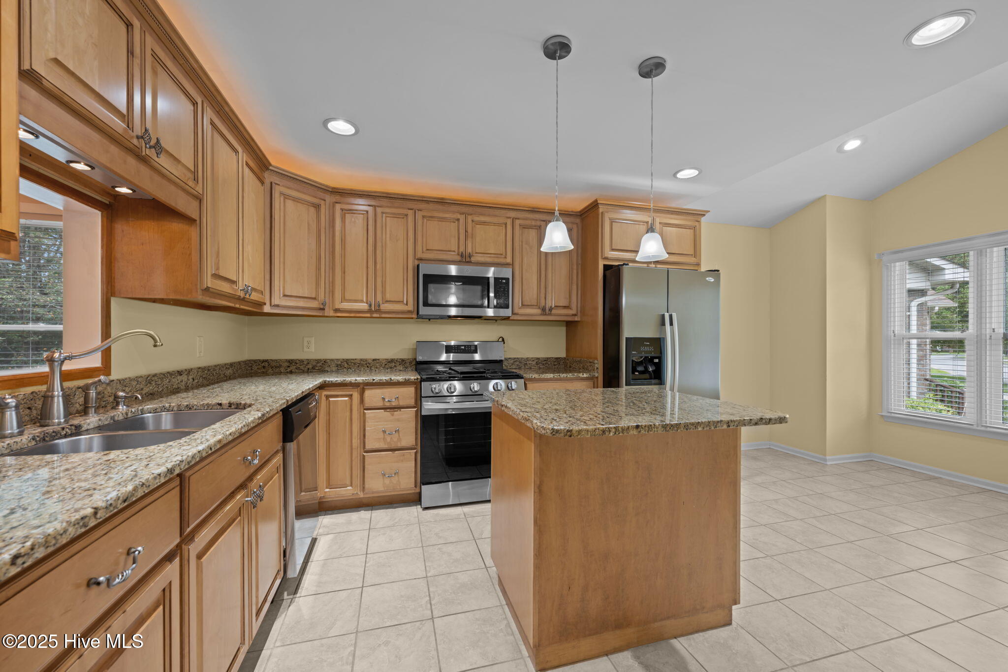 122 Innisbrook Court New Bern, NC 28562 - Photo 3 of 47 Custom Maple Cabinets