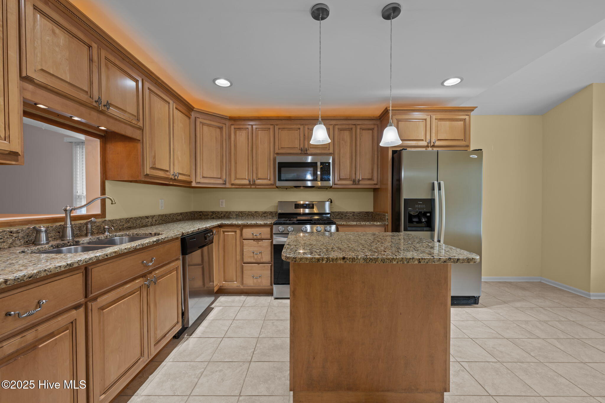 122 Innisbrook Court New Bern, NC 28562 - Photo 4 of 47 Granite Counters