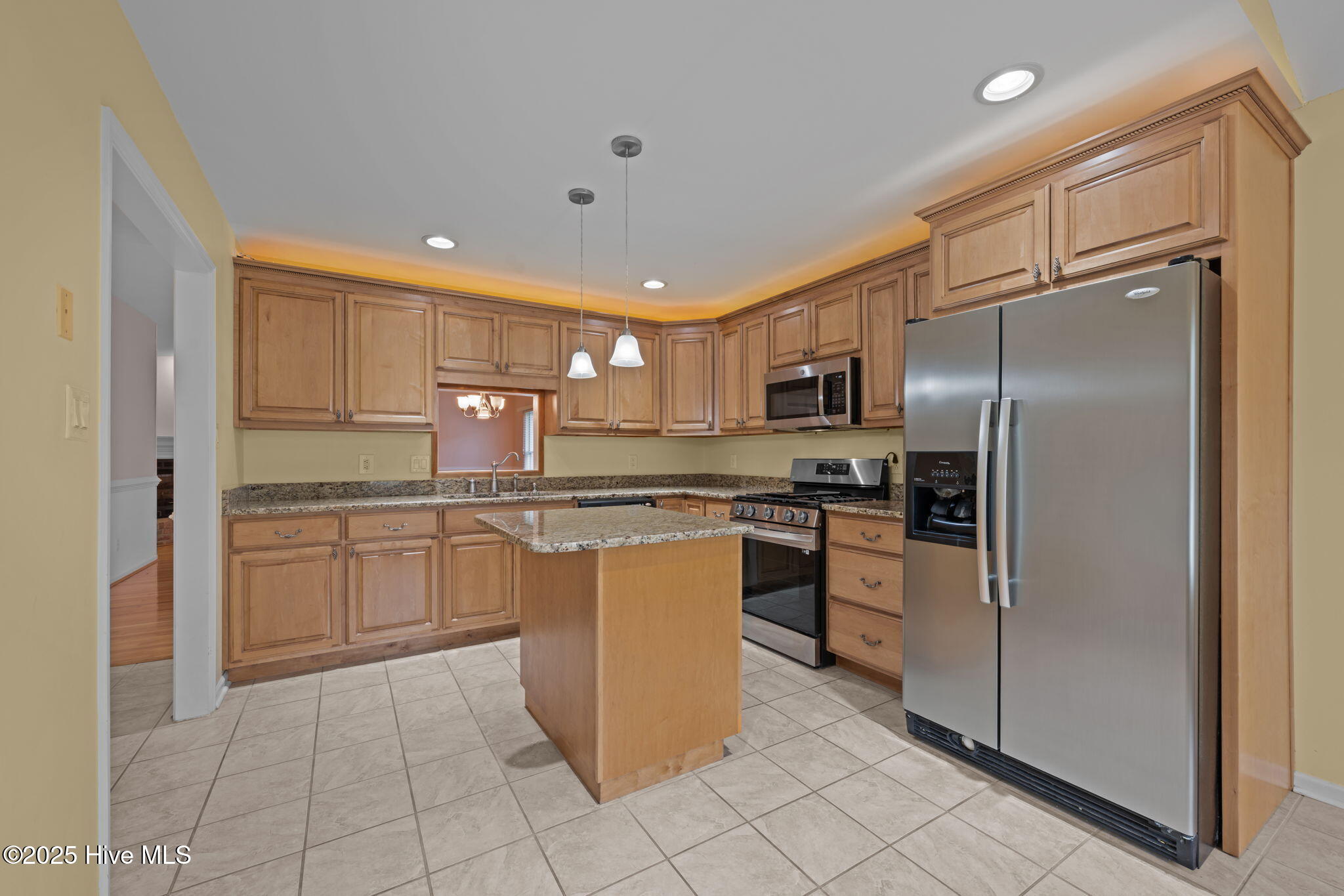 122 Innisbrook Court New Bern, NC 28562 - Photo 7 of 47 Island with room for seating