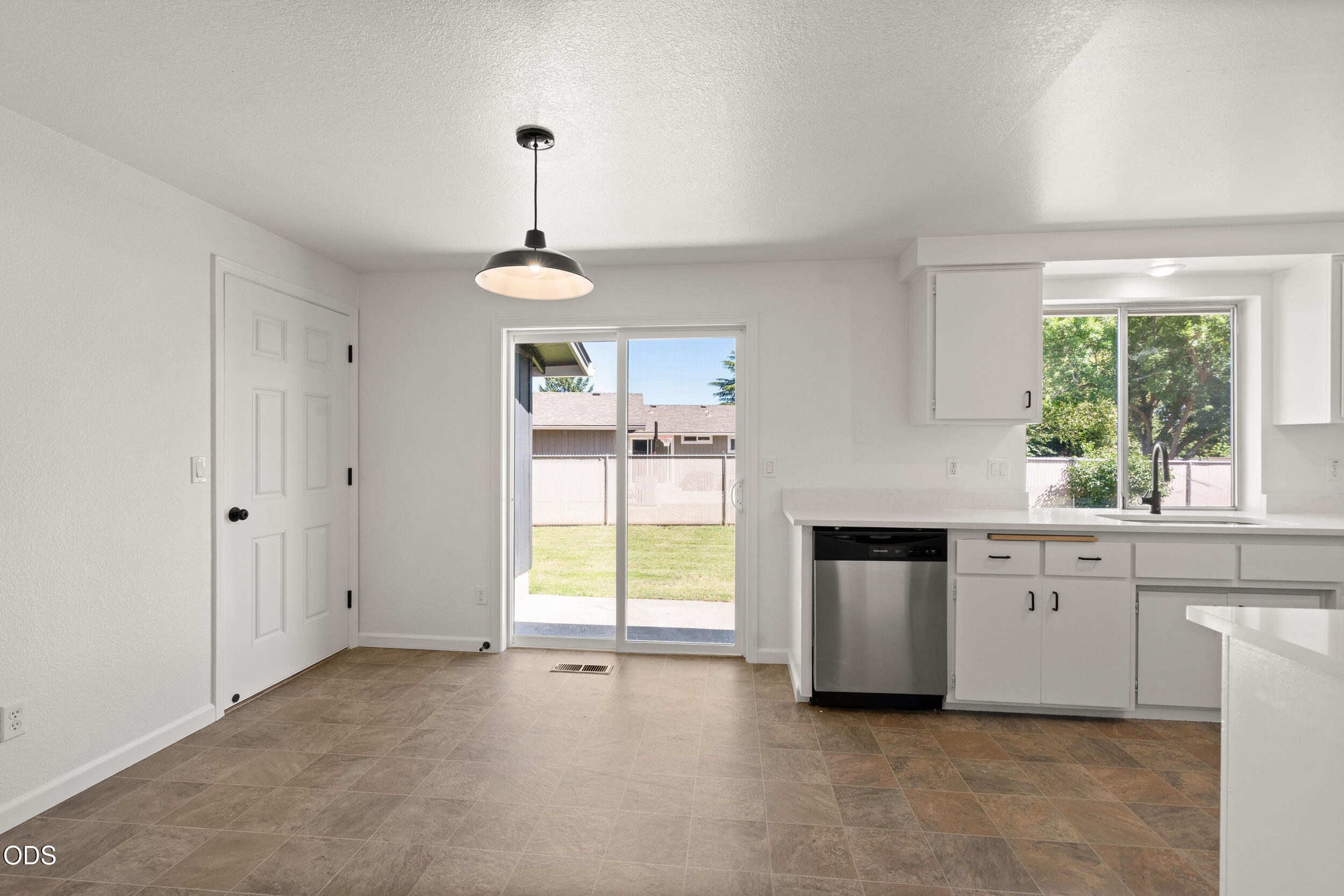 557 Glenn Way Central Point, OR 97502 - Photo 7 of 29