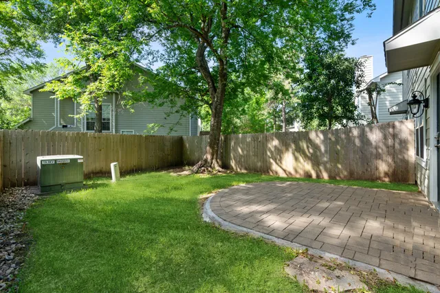 a view of a backyard