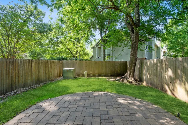 a view of a back yard