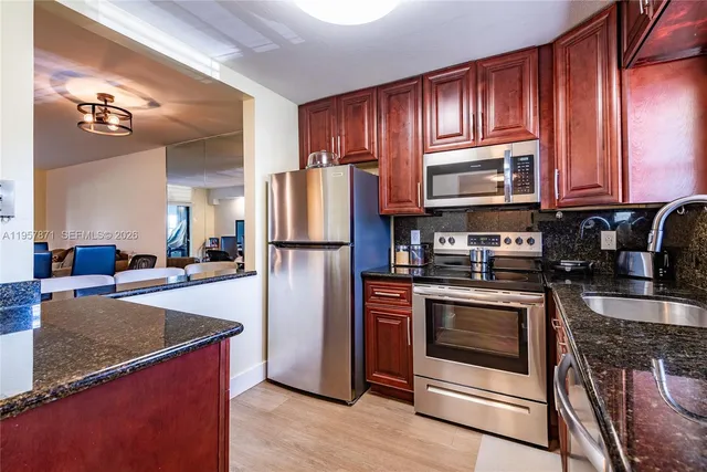 $2,300 | 9355 Southwest 8th Street, Unit 105, Boca Raton, FL 33428