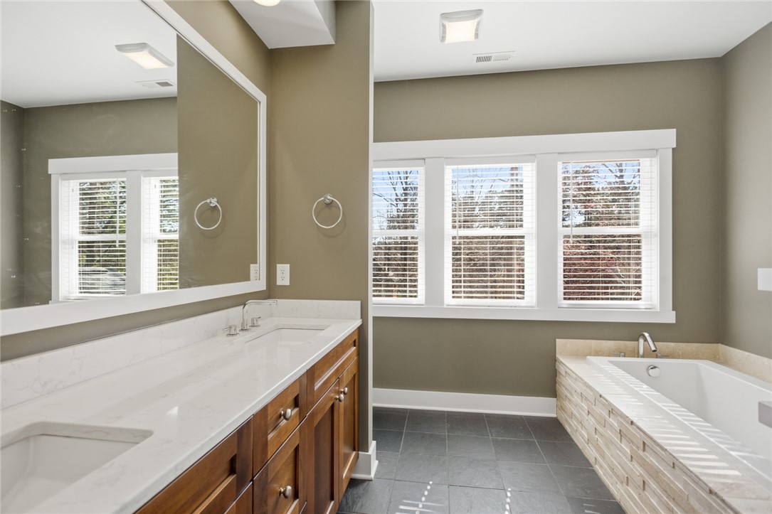 401 Promontory Ridge Seneca, SC 29672 - Photo 24 of 28 Primary suite bathroom
