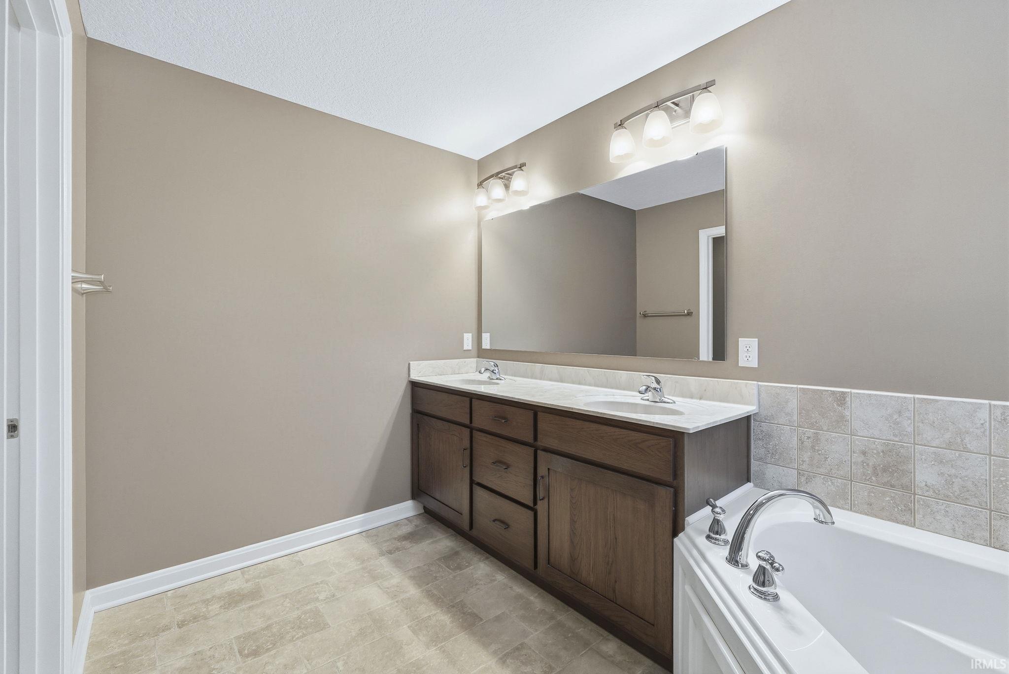 2002 Stone Fountain Chase Fort Wayne, IN 46804 - Photo 13 of 35