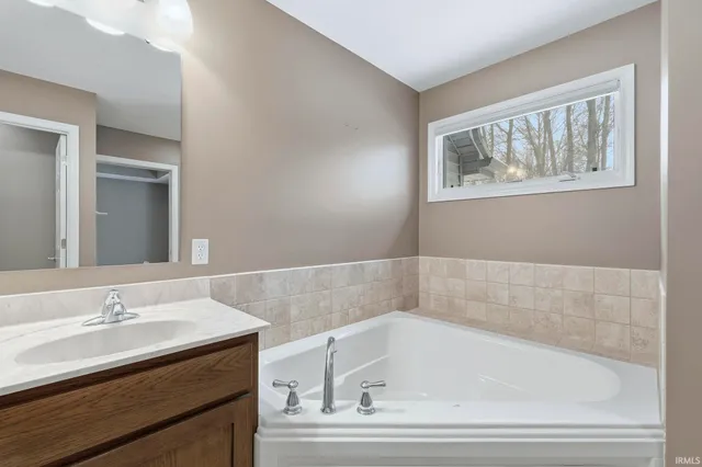 $500,000 | 2002 Stone Fountain Chase, Fort Wayne, IN 46804