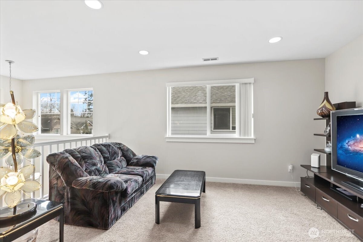 901 Jericho Place Northeast Renton, WA 98059 - Photo 22 of 38 a living room with furniture and a window